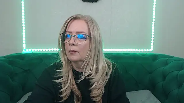 Snapshot of IvanaCharm chatting on 03-09-26, 04:38 IvanaCharm online show from 03-09-26, 04:38