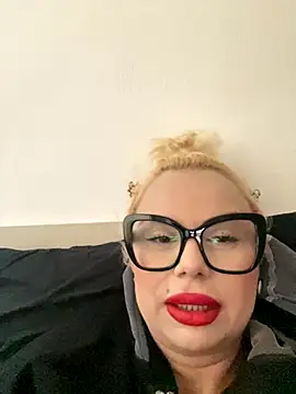 Snapshot of luna_14 chatting on 10-18-25, 10:39 luna 14 online show from 10-18-25, 10:39