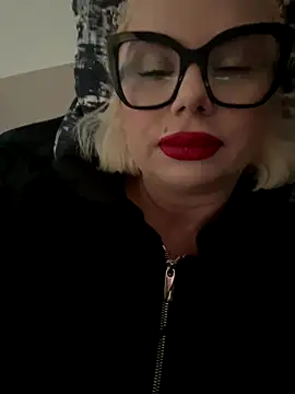 Snapshot of luna_14 chatting on 10-16-25, 10:23 luna 14 online show from 10-16-25, 10:23