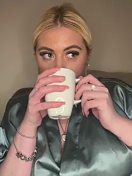 Snapshot of Blondiee3088 chatting on 03-04-25, 05:03 Blondiee3088 online show from 03-04-25, 05:03