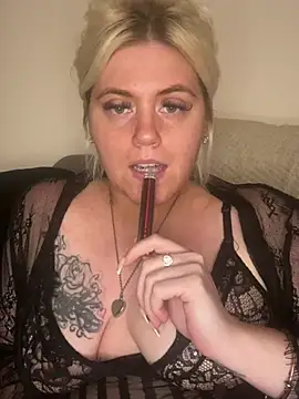 Snapshot of Blondiee3088 chatting on 01-11-25, 11:13 Blondiee3088 online show from 01-11-25, 11:13