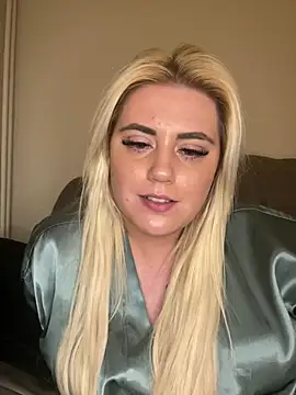 Snapshot of Blondiee3088 chatting on 02-28-25, 09:33 Blondiee3088 online show from 02-28-25, 09:33