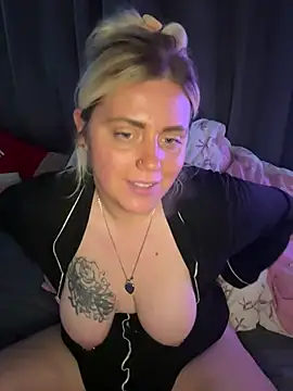 Snapshot of Blondiee3088 chatting on 02-12-26, 10:04 Blondiee3088 online show from 02-12-26, 10:04