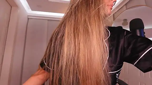 nicollefiorett online show from 11-22-25, 01:15