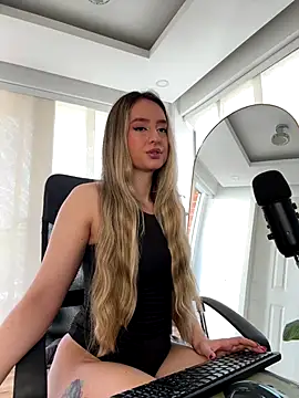 nicollefiorett online show from 09-15-25, 07:36