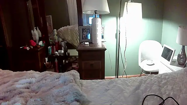 Snapshot of EllaSnow chatting on 12-20-24, 12:19 EllaSnow online show from 12-20-24, 12:19