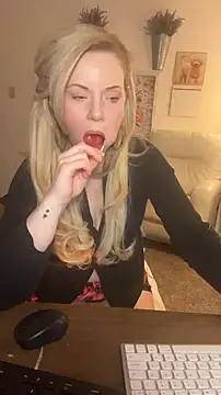 Snapshot of EllaSnow chatting on 01-17-25, 08:34 EllaSnow online show from 01-17-25, 08:34