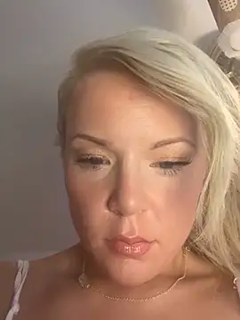 Snapshot of EllaSnow chatting on 03-14-25, 08:32 EllaSnow online show from 03-14-25, 08:32