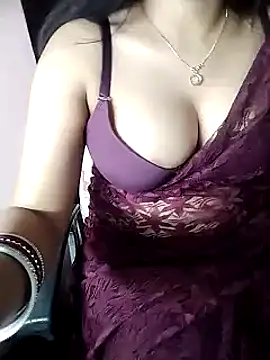 Snapshot of karishma chatting on 03-09-25, 08:31 karishma online show from 03-09-25, 08:31