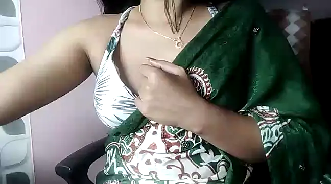 Snapshot of karishma chatting on 02-28-25, 07:35 karishma online show from 02-28-25, 07:35