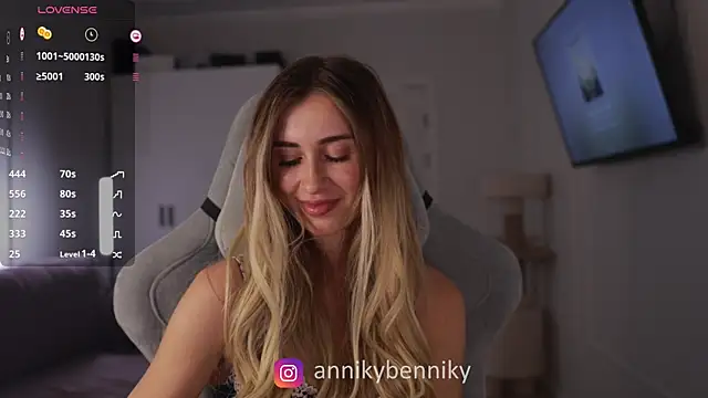 Coconutkittyy online show from 02-18-25, 06:37