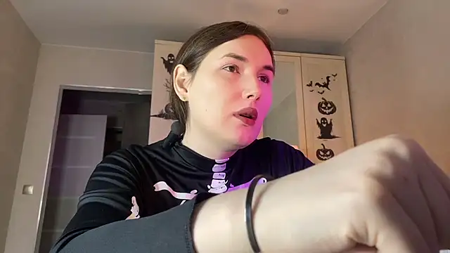 Maria Bowie online show from 10-29-25, 07:51