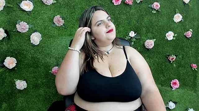 Huge Titties  online show from 09-23-25, 07:10