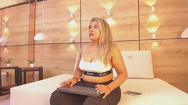 Snapshot of julietha_taylor chatting on 10-07-25, 02:12 julietha taylor online show from 10-07-25, 02:12