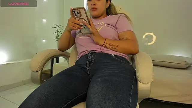 Snapshot of julietha_taylor chatting on 09-10-25, 02:32 julietha taylor online show from 09-10-25, 02:32