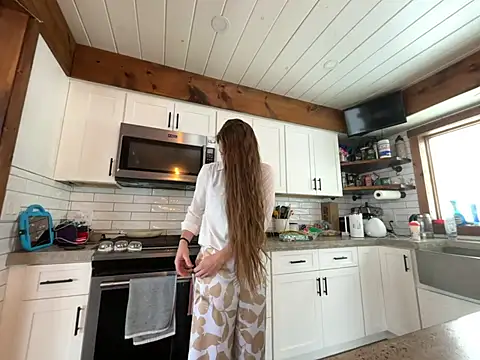 MissSwitch online show from 01-16-25, 03:45