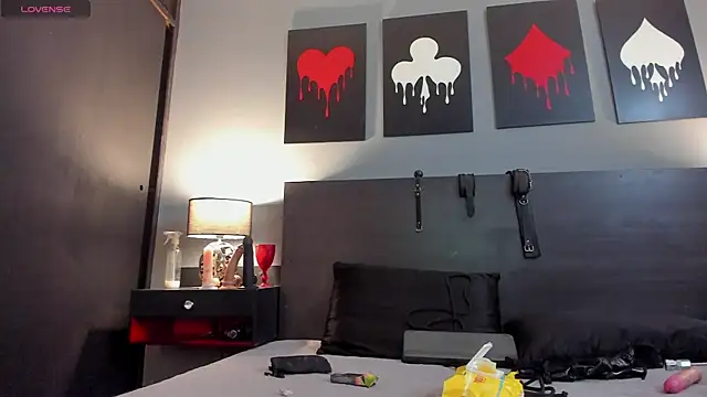 Samantha Mouret online show from 12-18-25, 05:17