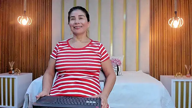 Snapshot of love_mommy chatting on 02-27-25, 03:40 love mommy online show from 02-27-25, 03:40