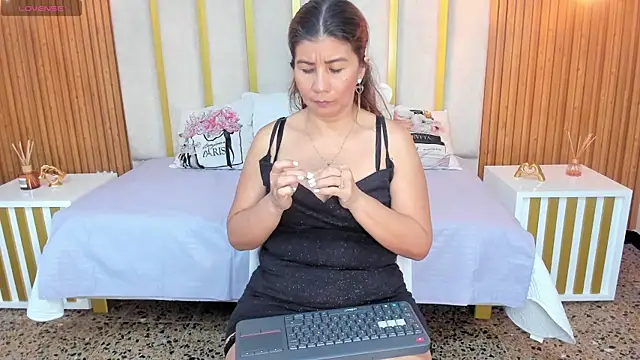 Snapshot of love_mommy chatting on 03-11-25, 05:24 love mommy online show from 03-11-25, 05:24