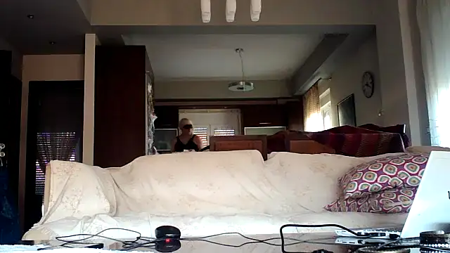 Kalia Cross online show from 11-18-25, 07:22