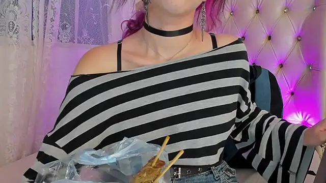 AlexaFoxy18 online show from 09-25-25, 06:41