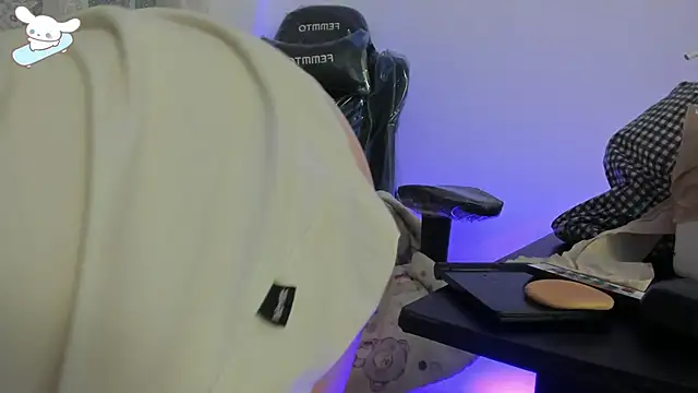 AlexaFoxy18 online show from 10-16-25, 07:27