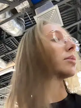 Snapshot of CaseyStar chatting on 01-17-25, 10:33 CaseyStar online show from 01-17-25, 10:33