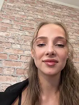 Snapshot of CaseyStar chatting on 10-19-25, 11:57 CaseyStar online show from 10-19-25, 11:57