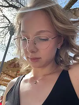 Snapshot of CaseyStar chatting on 03-16-25, 09:27 CaseyStar online show from 03-16-25, 09:27