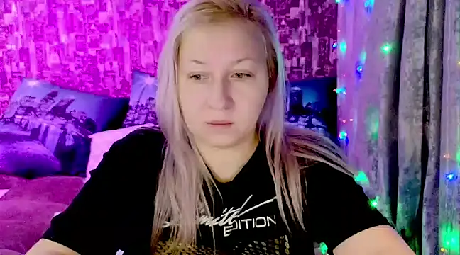 Snapshot of sarakatherin chatting on 12-23-24, 03:29 sarakatherin online show from 12-23-24, 03:29