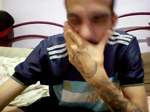 Snapshot of gatobranco001 chatting on 03-22-25, 04:03 gatobranco001 online show from 03-22-25, 04:03