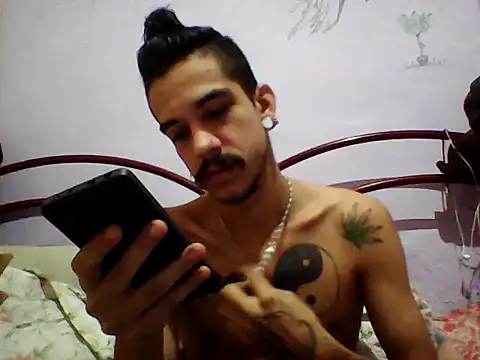 Snapshot of gatobranco001 chatting on 03-23-25, 02:48 gatobranco001 online show from 03-23-25, 02:48