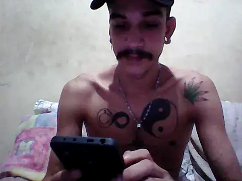 Snapshot of gatobranco001 chatting on 03-12-25, 05:13 gatobranco001 online show from 03-12-25, 05:13