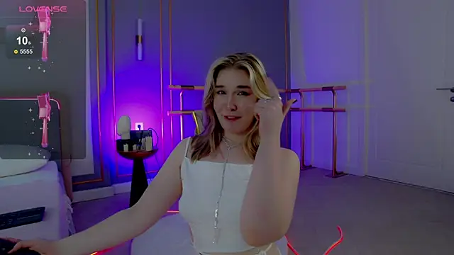 Snapshot of Smiley_Mia chatting on 03-22-25, 08:40 Smiley Mia online show from 03-22-25, 08:40