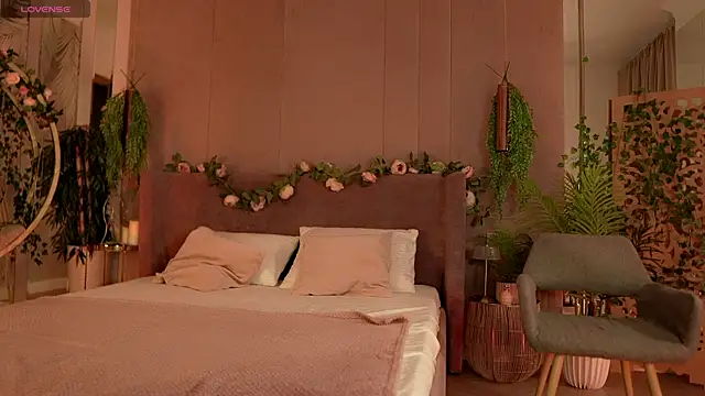 Snapshot of Smiley_Mia chatting on 10-16-25, 05:16 Smiley Mia online show from 10-16-25, 05:16