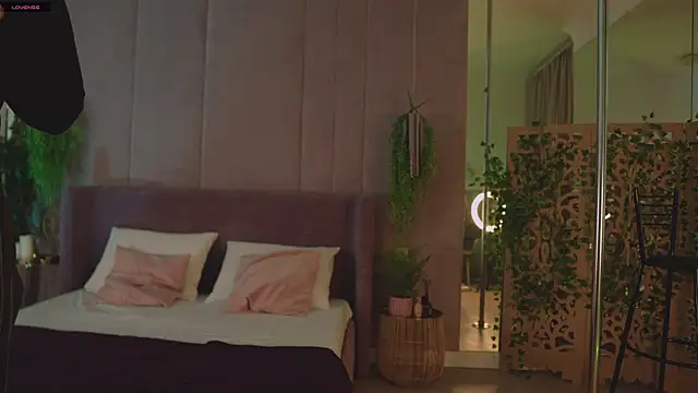 Smiley Mia online show from 11-20-25, 05:08