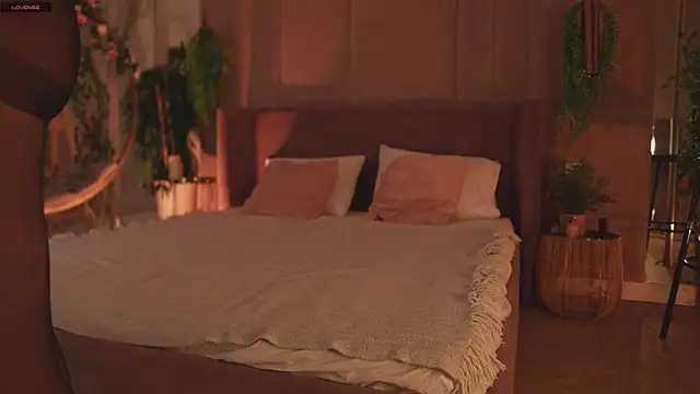 Smiley Mia online show from 11-27-25, 05:08