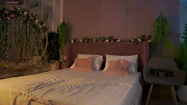 Snapshot of Smiley_Mia chatting on 09-26-25, 05:03 Smiley Mia online show from 09-26-25, 05:03