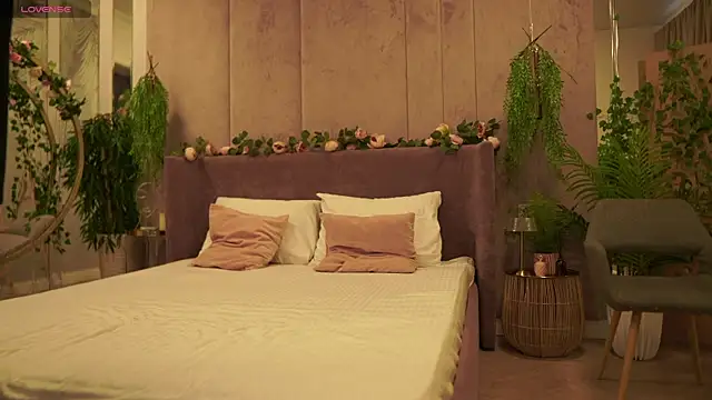 Snapshot of Smiley_Mia chatting on 09-24-25, 05:03 Smiley Mia online show from 09-24-25, 05:03