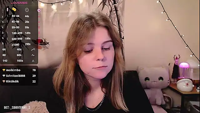 Snapshot of Moona_xx chatting on 12-27-24, 02:36 Moona xx online show from 12-27-24, 02:36