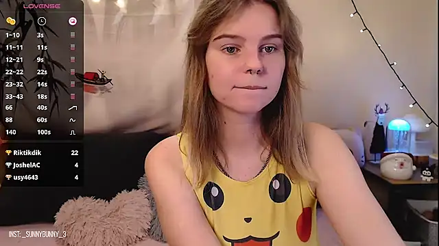 Snapshot of Moona_xx chatting on 12-26-24, 11:35 Moona xx online show from 12-26-24, 11:35
