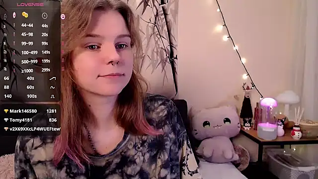 Snapshot of Moona_xx chatting on 01-19-25, 06:00 Moona xx online show from 01-19-25, 06:00