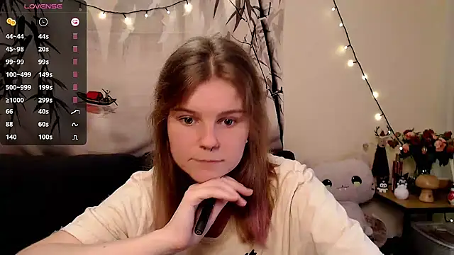 Snapshot of Moona_xx chatting on 01-18-25, 11:33 Moona xx online show from 01-18-25, 11:33