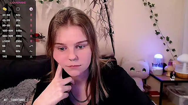 Snapshot of Moona_xx chatting on 03-15-25, 11:28 Moona xx online show from 03-15-25, 11:28