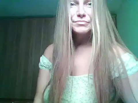 Snapshot of Evasapples chatting on 09-15-25, 03:23 Evasapples online show from 09-15-25, 03:23