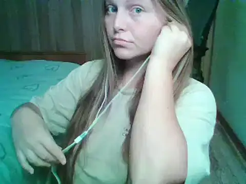 Snapshot of Evasapples chatting on 10-13-25, 06:20 Evasapples online show from 10-13-25, 06:20