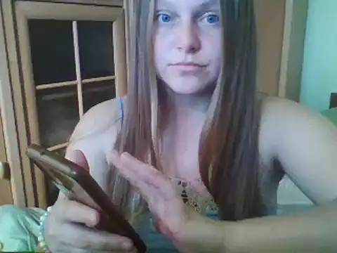 Snapshot of Evasapples chatting on 02-08-25, 10:07 Evasapples online show from 02-08-25, 10:07