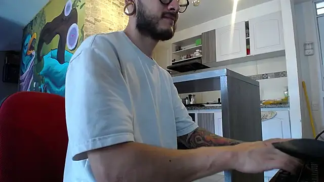 Snapshot of tatouagendecouple chatting on 02-06-25, 06:35 tatouagendecouple online show from 02-06-25, 06:35