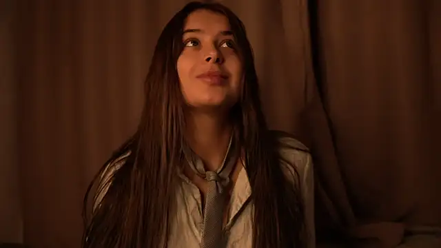 Snapshot of elisa_moon chatting on 10-11-25, 04:52 elisa moon online show from 10-11-25, 04:52