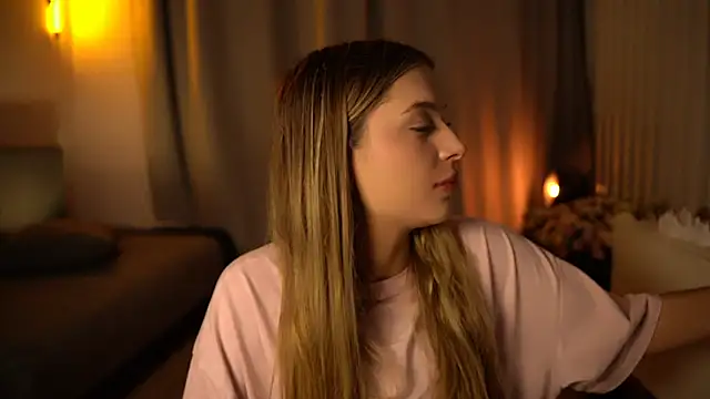 Snapshot of elisa_moon chatting on 12-12-24, 04:26 elisa moon online show from 12-12-24, 04:26